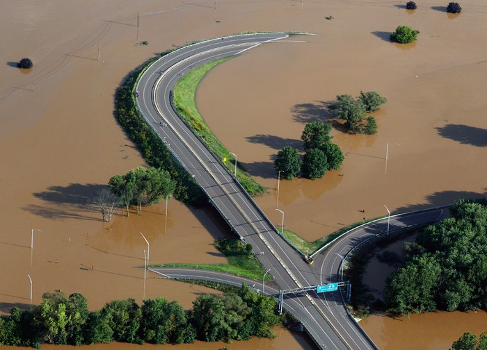 Nước lụt dâng cao phong toả các con đường ở Bloomsburg, Pennsylvania, Mỹ.